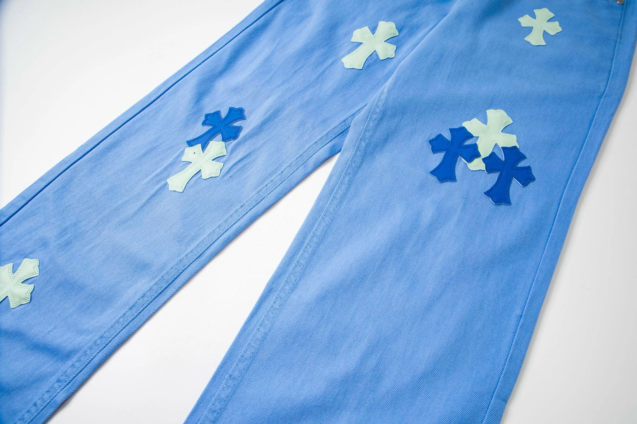 P270 💰 (Top version) CHROME HEARTS 25ss dopamine light blue cross-over leather washed jeans - Full of exploring the ultimate in fashion, Chrome Hearts' new Chrome Hearts pants not only present a unique style, the fresh ice blue color looks particularly youthful and energetic. The mid-high waist design is paired with a lazy and casual style, which not only shows long legs but also maintains a casual feel. It is a must-have fashion choice for trendy men and trendy women. Color: Dopamine light blue Size: 28-30-32-34 (corresponds to S-M-L-XL)